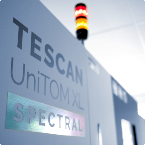 TESCAN UniTOM XL Spectral logóval ellátott készülék